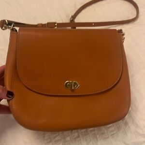 Clare V. Turnlock Louis in Cuoio.